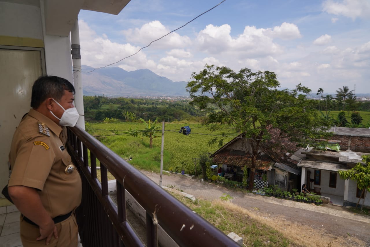 Bupati Garut, Rudy Gunawan, saat meninjau Rusun Gandasari yang disiapkan sebagai tempat isolasi jika terus terjadi outbreak kasus Positif Covid-19 (Foto: Andre/dara.co.id)