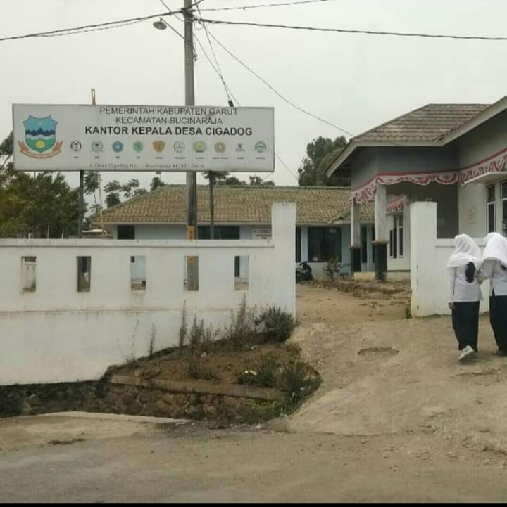 Pelayanan Kantor Pemerintah Desa Cigadog, Kecamatan Sucunaraja, Kabupaten Garut ditutup sementara (Foto: Andre/dara.co.id)
