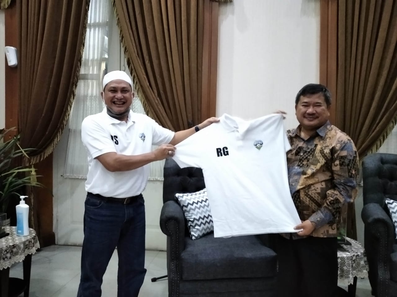 Bupati Garut menerima cinderamata kaos dari Ketua Umum Diklat Sepakbola Garut, Dede Salahudin (Foto: Andre/dara.co.id) 
