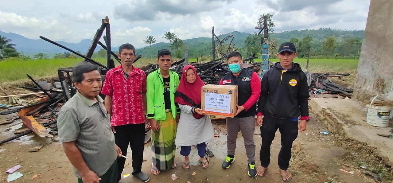 Tim Aksi Cepat Tanggap (ACT) Garut saat memberkan bantuan kepada keluarga korban kebakaran di Desa Mulyajaya, Kecamatan banjarwangi, Kabupaten Garut (Foto: Andre/dara.co.id)