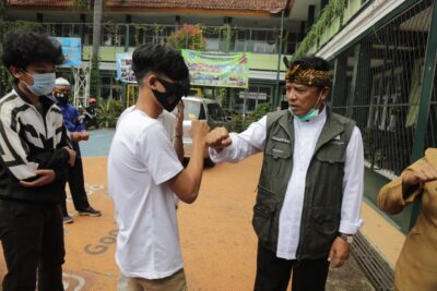 
Bupati Bandung, Dadang M. Naser berbincang dengan sejumlah siswa saat meninjau kesiapan SMP Negeri 1 Soreang untuk memulai pembelajaran tatam muka di Kabupaten Bandung, Selasa (24/11/2020).(rahmat/dara.co.id)
