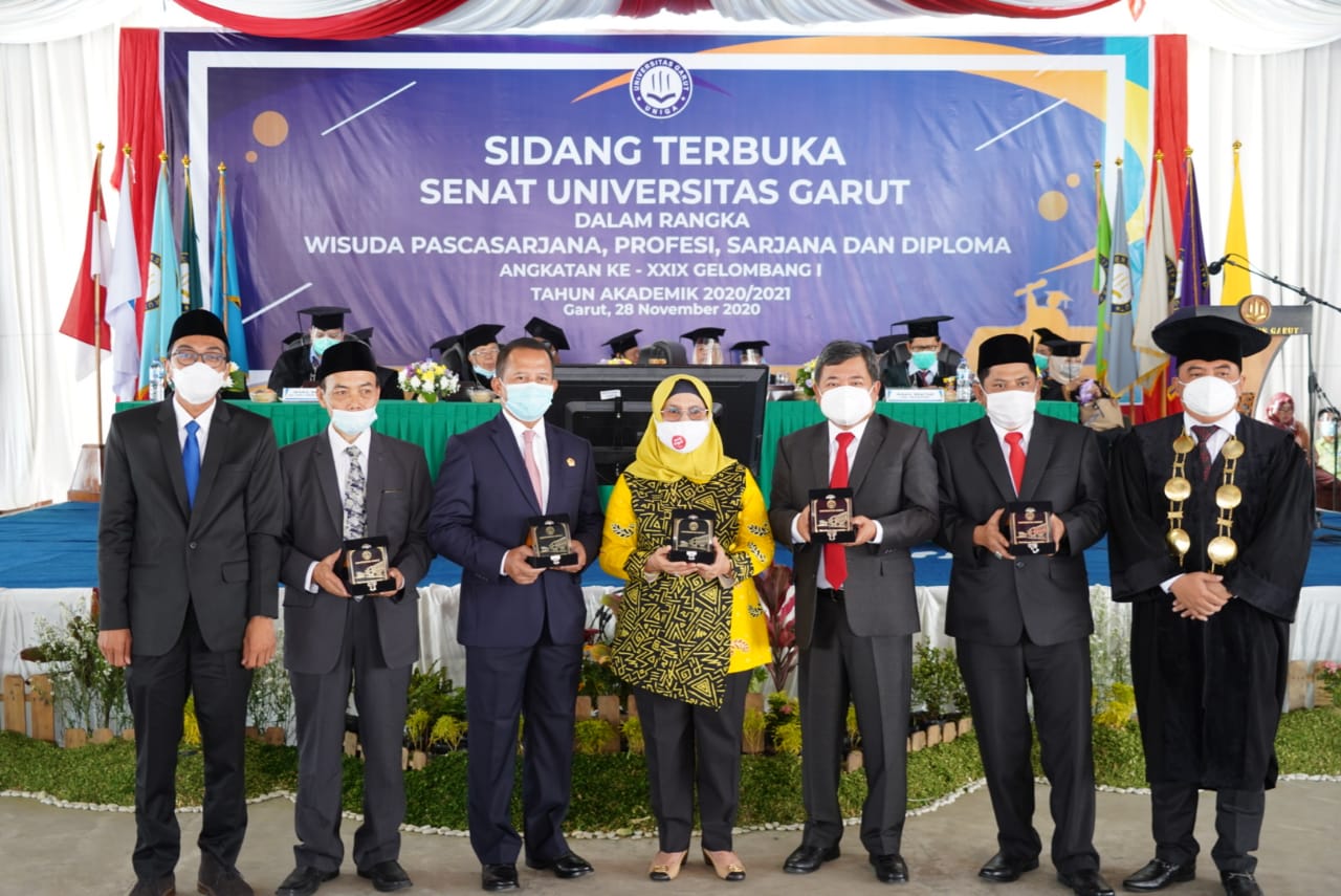 Bupati Garut, Rudy Gunawan, mengikuti kegiatan  Wisuda Universitas Garut (Uniga) Angkatan 29 Tahun Akademik 2020/2021, yang digelar secara luring (luar jaringan) atau secara tatap muka langsung di Lapangan Kampus Uniga (Foto: Istimewa)