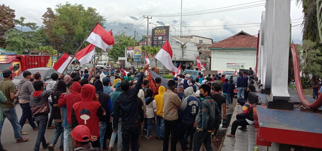 Ratusan warga yang tergabung dalam Aliansi Masyarakat Garut saat melakukan aksi di Bunderan Simpang Lima menolak kedatangan Habib Rizieq Shihab (Foto: Andre/dara.co.id)