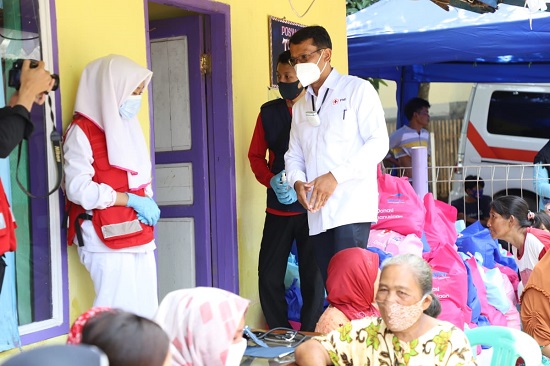 Ketua PMI Kabupaten Garut yang juga Wakil Bupati Garut, Helmi Budiman,  bekerja sama dengan PT Sarana Multigriya Financial ( Persero ) memberikan bantuan sembako kepada masyarakat korban banjir bandang di Kampung Sukagalih dan Kampung Leuwi Simar di Garut Selatan (Foto: Andre/dara.co.id)