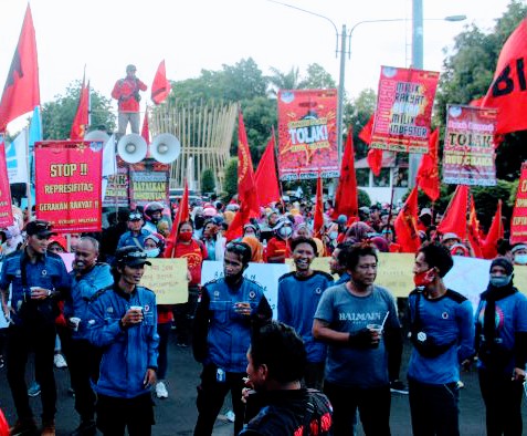 Ribuan buruh kembali gelar demo, penolakan Omnibus Law Cipta Kerja (Foto: Yudi Suhendar/dara.co.id)