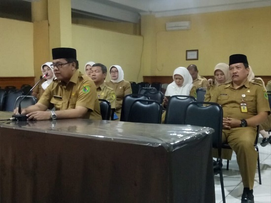 Kepala Dinas Pendidikan Kabupaten Bandung, Juhana didampingi para Kepala Bidang melakukan rapat dengan sejumlah Kepala Sekolah 