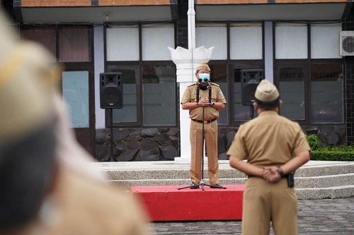 Kantor Bupati Garut atau Sekretariat Daerah (Setda) Garut kembali dibuka, Senin (2/11/2020) setelah sempat ditutup selama satu pekan akibat adanya lima pegawai atau Aparatur Sipil Negara (ASN) yang terpapar Covid-19.

Bupati Garut, Rudy Gunawan, kembali memimpin apel gabungan yang sebelumnya ditiadakan, dihadiri Plt Sekretaris Daerah (Sekda), Zat Zat Munajat, para Kepala dan Seketaris Satuan Kerja Perangkat Daerah (SKPD), para kepala bidang dan kepala bagian. Pelaksanaan apel dilakukan dengan menerapkan protokol kesehatan.

Sebelumnya diketahui penutupan kantor Setda ini akibat adanya 5 ASN terpapar Covid-19, penutupan ini dilakukan sebagai upaya pencegahan dan pengendalian Covid-19 di lingkungan Pemerintah Kabupaten Garut.(Foto: Adnre/dara.co.id)***
