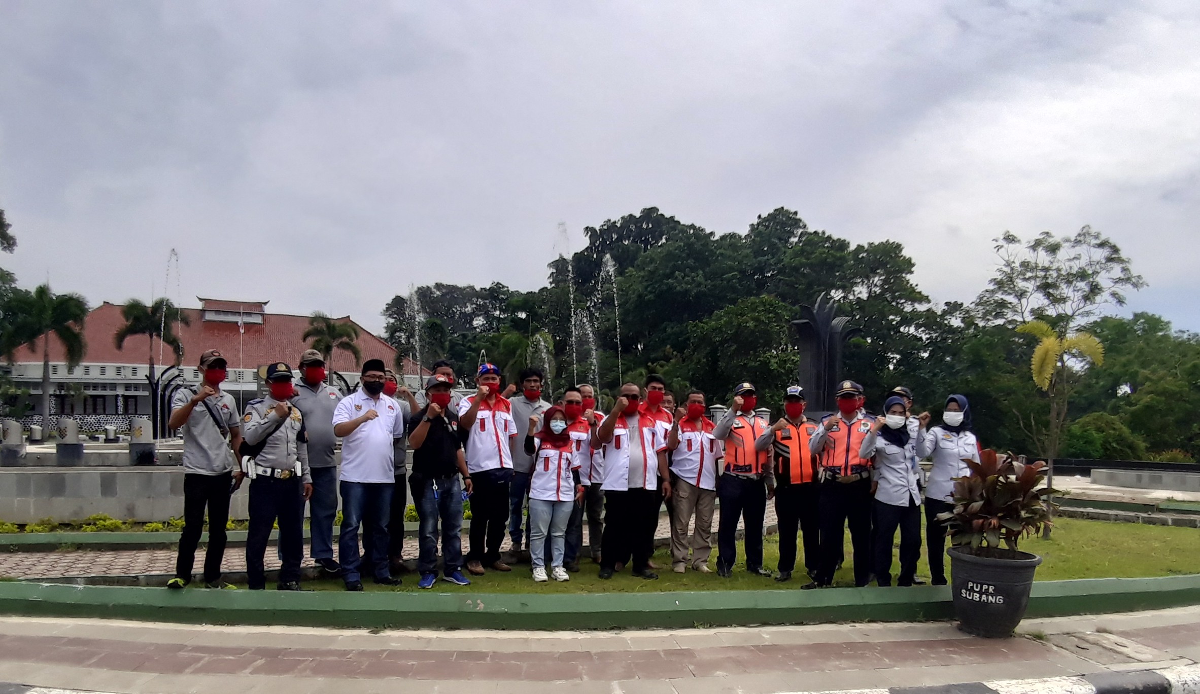 Gerakan Rakyat Cinta Indonesia bagikan masker (Foto: Deny Suhendar/dara.co.id)