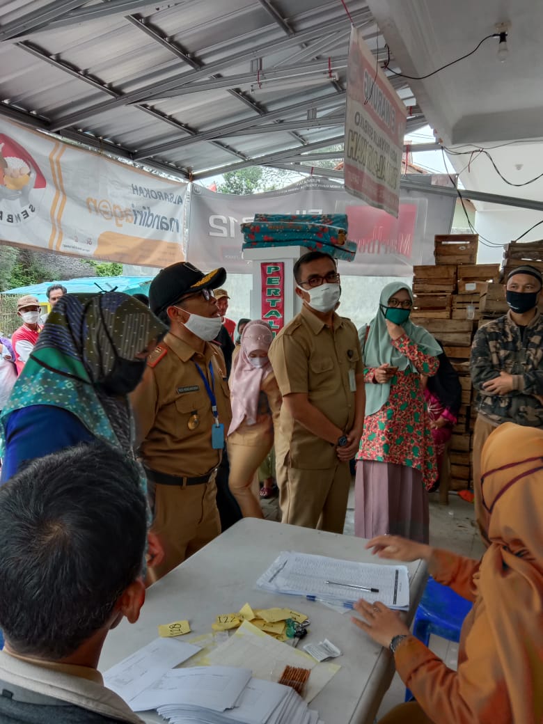 Kepala Dinas Sosial (Kadinsos) Kabupaten Garut, Ade Hendarsyah, saat memantau penyaluran bantuan beberaopa waktu lalu (Foto: Andre/dara.co.id)