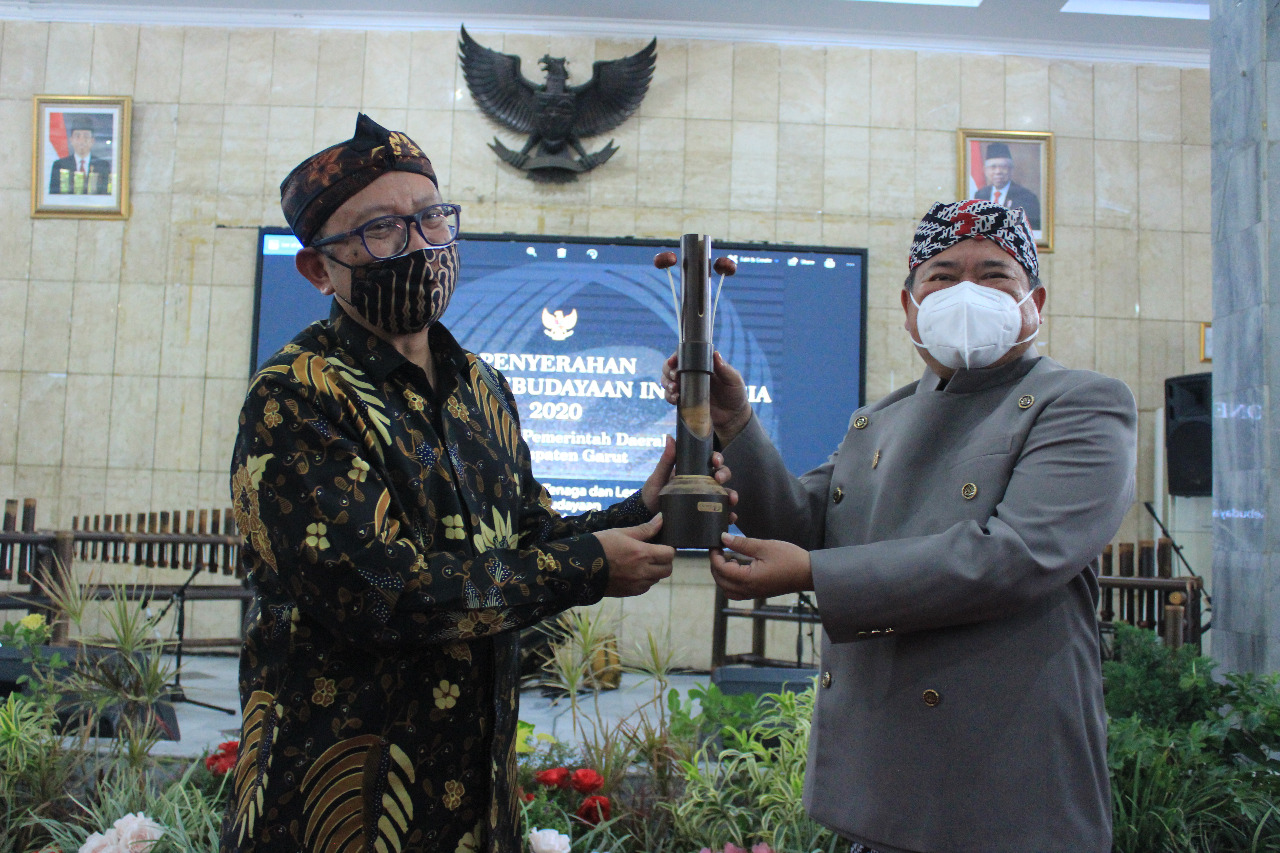 Bupati Garut, Rudy Gunawan, menerima secara simbolis Anugerah Kebudayaan Indonesia (AKI) Tahun 2020 dari Kemendikbud 