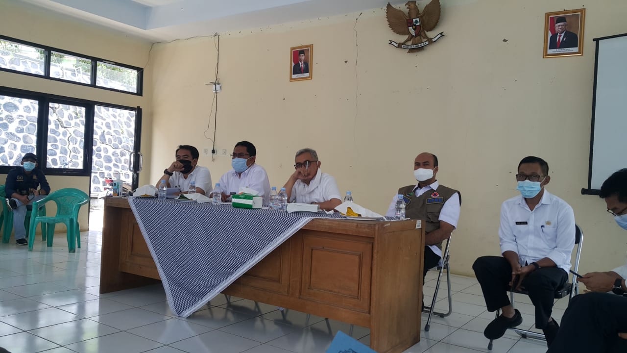 Satgas Covid-19 KBB tengah membahas pencegahan penyebaran Covid-19 di Kecamatan Rongga, Rabu (2/12/2020) ( foto istimewa)