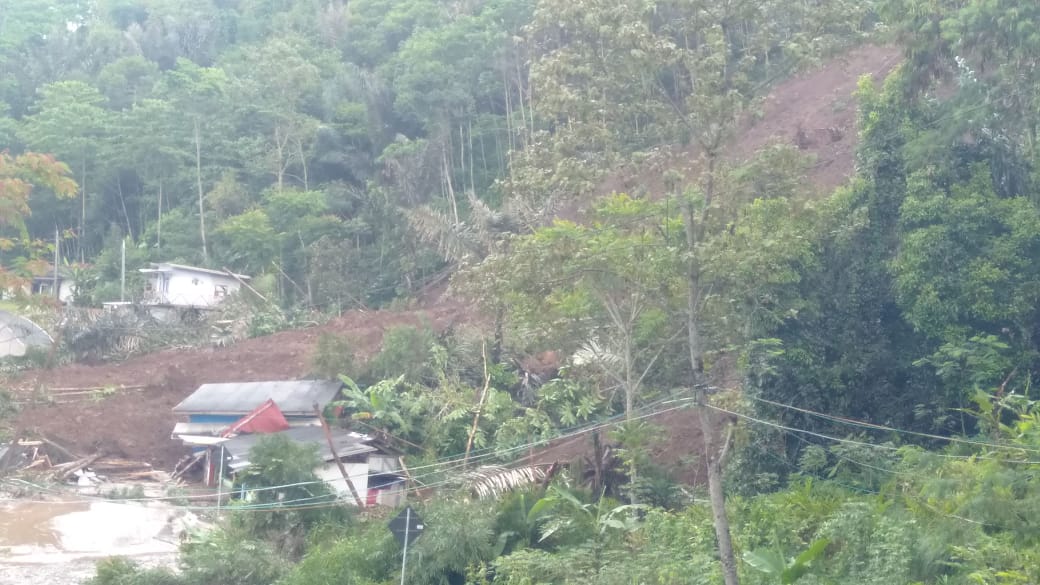 Longsor yang terjadi di Kampung Sawah Jeruk RT 05/02, Desa Sukamulya, Kecamatan Talegong, Kabupaten Garut sedkitnya menghancurkan 7 rumah milik warga, Kamis (3/12/2020) pagi (Foto: Istimewa)  