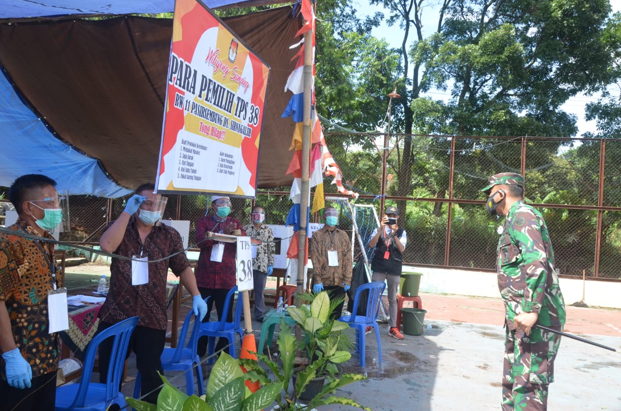 Foto:  Dandim 0608/Cianjur, Letkol Kav Ricky Arinuryadi bersama jajaran dari Kodam III/Siliwangi dan Korem 061/Sk saat meninjau sejumlah TPS pada Pemilihan Bupati dan Wakil Bupati Cianjur 2020, Rabu (9/12/2020), (Foto: Purwanda/dara.co.id)
