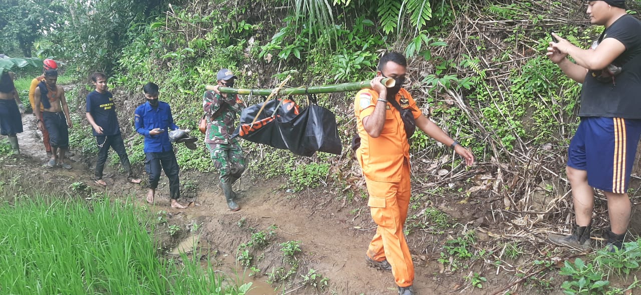 Jenazah Asep yang sudah tiga hari hanyut di sungai akhirnya ditemukan Tim SAR (Foto: Purwanda/dara.co.id)