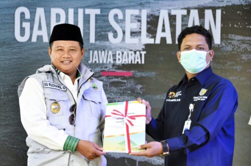 Wakil Gubernur Jabar, Uu Ruzhanul Ulum, secara resmi menyerahkan dokumen usulan Calon Daerah Persiapan Otonomi Baru (CDPOB) Kabupaten Garut Selatan (Foto: Andre/dara.co.id)