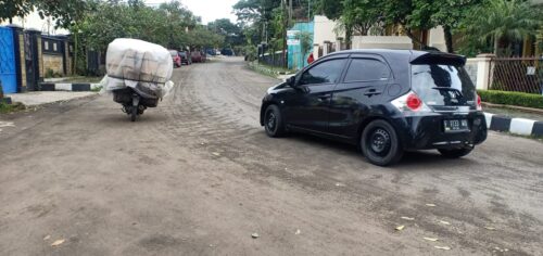 Jalan Kaum baru diperbaiki tapi sudah rusak lagi (Foto: Riri Satiri/dara.co.id)