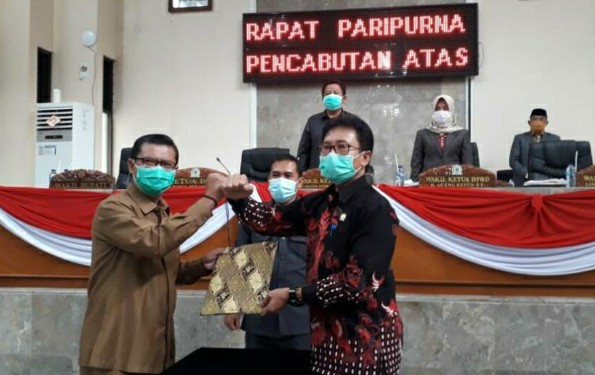 Sidang Paripurna DPRD Subang, tentang penetapan dan pencabutan perda (Foto: Deny Suhendar/dara.co.id)