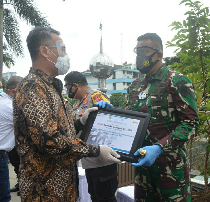 Kapolres dan Dandim 0608/Cianjur terima penghargaan dari PLN (Foto: Purwanda/dara.co.id)