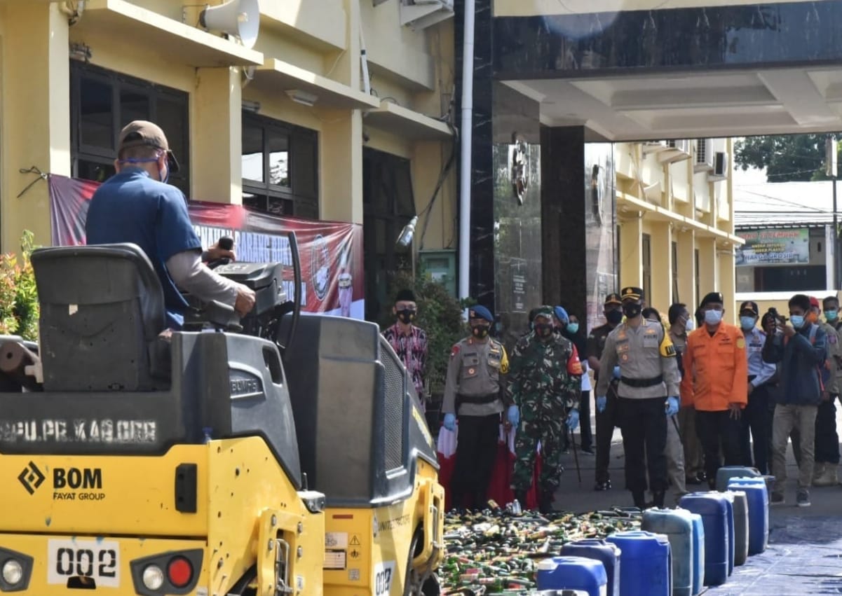 Polsresta Cirebon musnahkan ribuan botol minuman keras (Foto: Bambang Setiawan/dara.co.id)