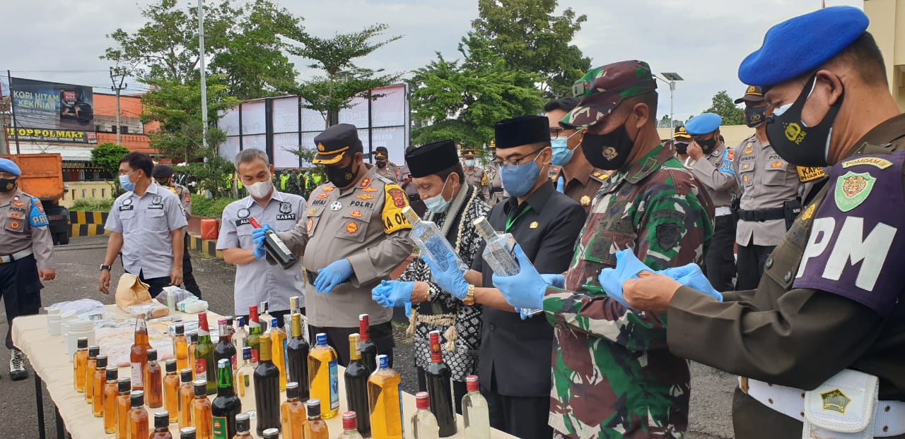 Ribuan botol minuman keras (Miras) berbagai merk di musnahkan jajaran Polres Cianjur  (Foto: Purwanda/dara.co.id)