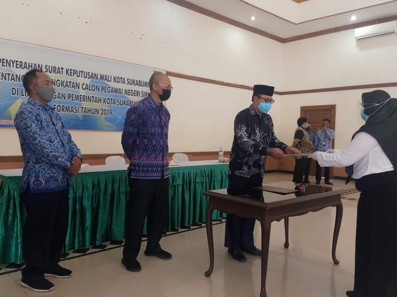 Walikota Sukabumi, Achmad Fahmi serahkan SK Pengangkatan kepada 114 CPNS (Foto: Riri Satiri/dara.co.id)