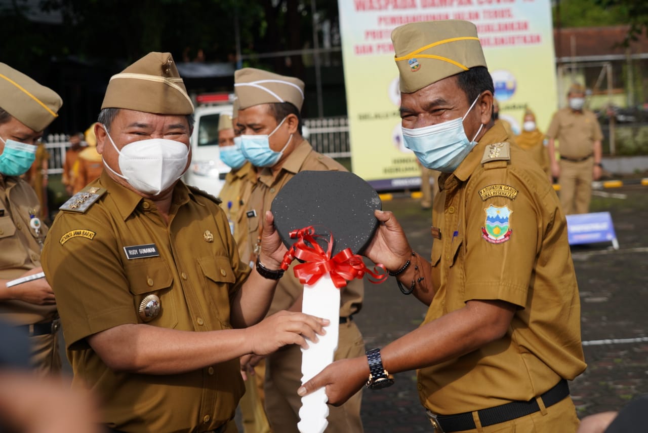 Bupati Garut, Rudy Gunawan, menyerahkan secara simbolis bantuan kendaraan operasional kepada sejumlah Puskesmas (Foto: Andre/dara.co.id)