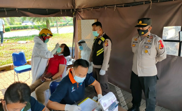 Hindari Cluster Baru, Polres Subang Lakukan Rafid Antigen Di Rest Area 102A (Foto: Yudi/dara.co.id)