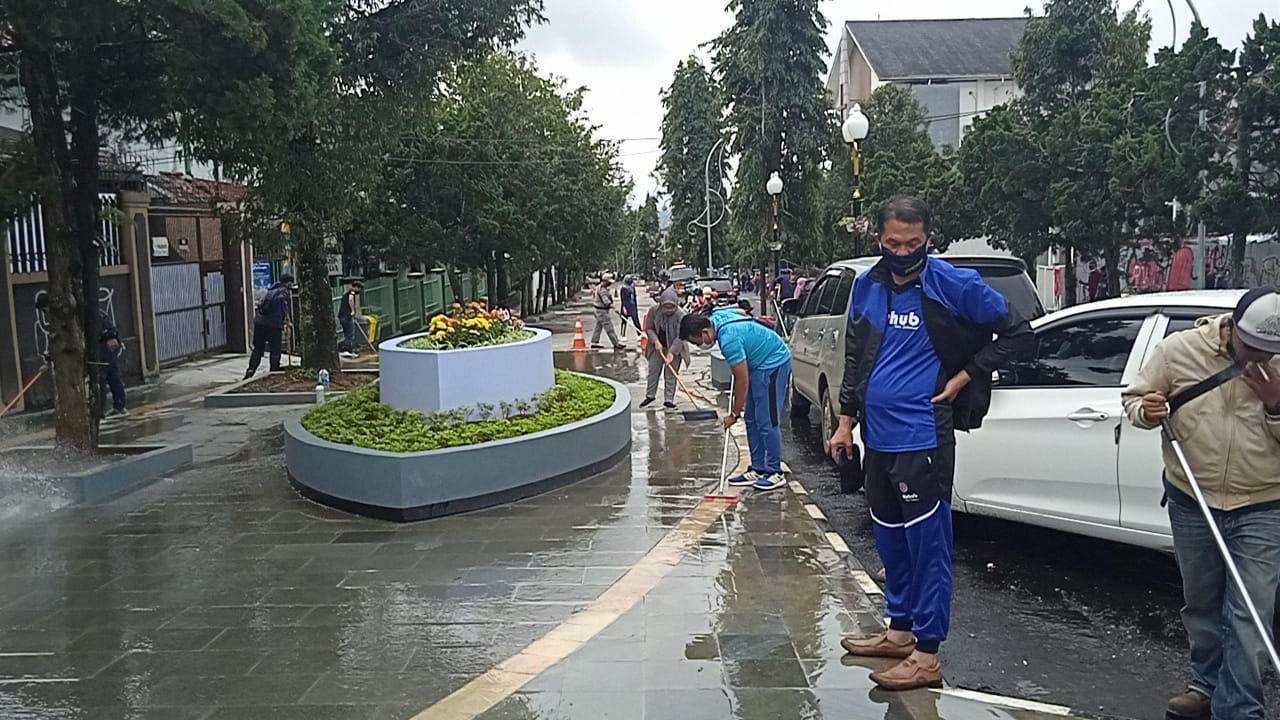 Proyek pedestrian Jalan Ir H Juanda (Dago) telah rampung dikerjakan. Rencananya, besok 31 Desember jalan ini akan diresmikan Wali Kota Sukabumi (Foto: Riri Satiri/dara.co.id)