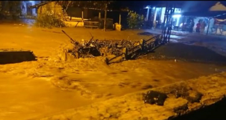 Banjir terjadi di sejumlah tempat di Subang pasca diguyur hujan deras kemarin (Foto: Yudi/dara.co.id)