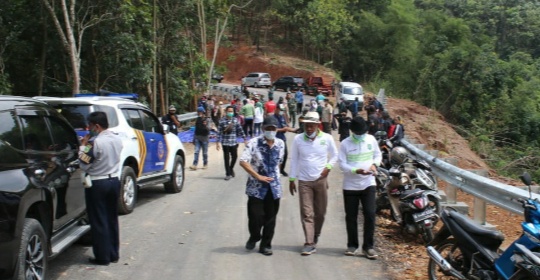 Bupati Subang H Ruhimat saat meninjau pembangunan jalan Darmaga (Foto: Yudi/dara.co.id)