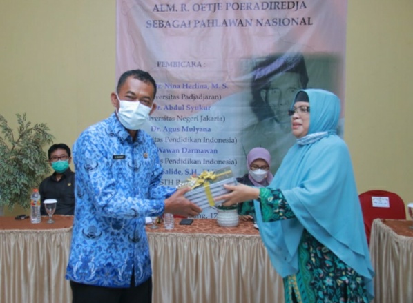 Kang Jimat menerima buku Subang dari Masa ke Masa karya Prof Dr Nina Herlina M.Si (Foto: Yudi/dara.co.id)