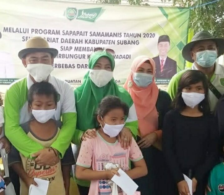 Sekda Subang H Aminudin bersama sang istri Hj Susi Aminudin berikan santunan kepada anak yatim di Purwadadi (Foto: Yudi/dara.co.id)