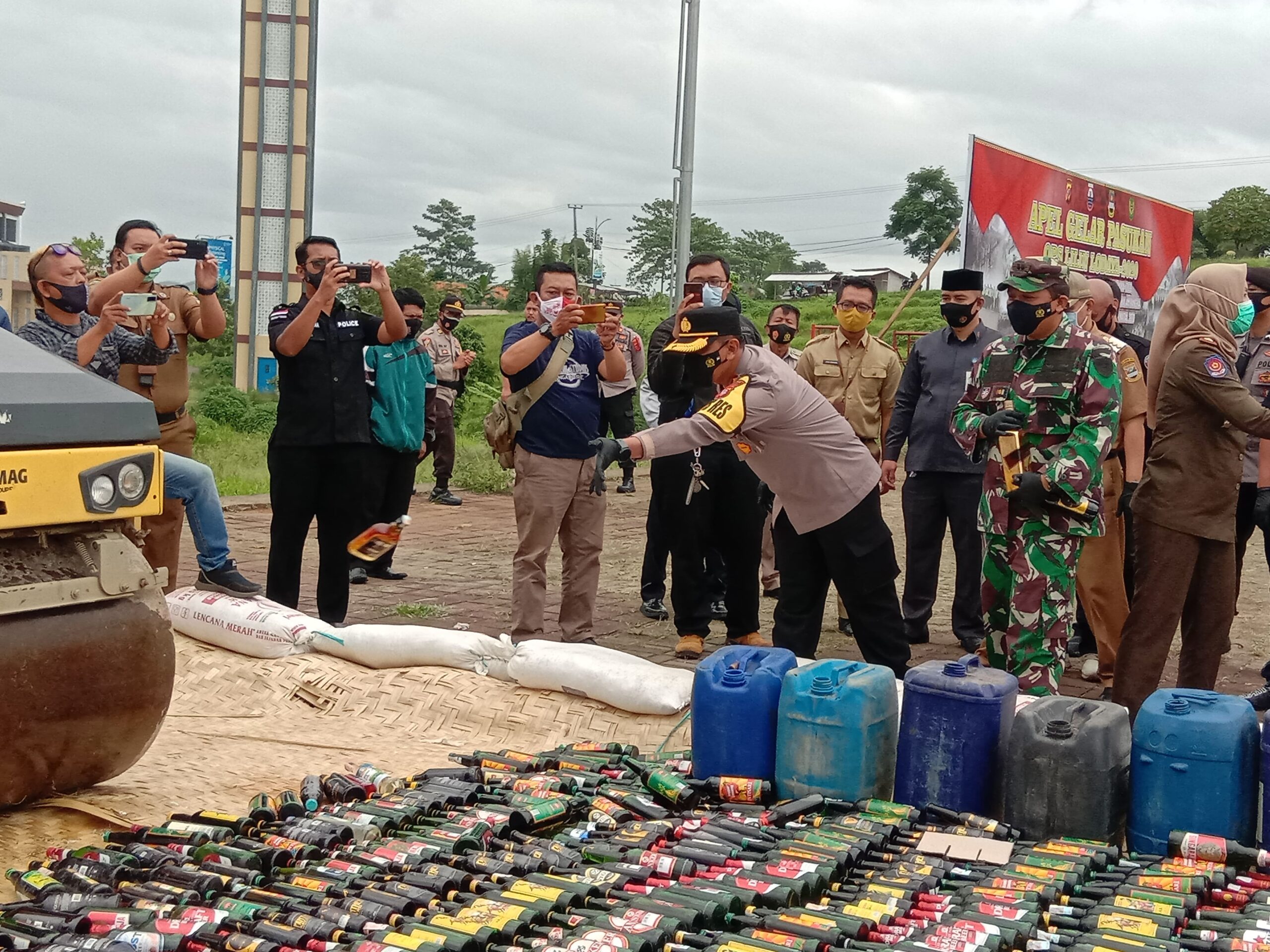 Polresta Cimahi memusnahkan ribuan botol beralkohol (Foto: Istimewa)