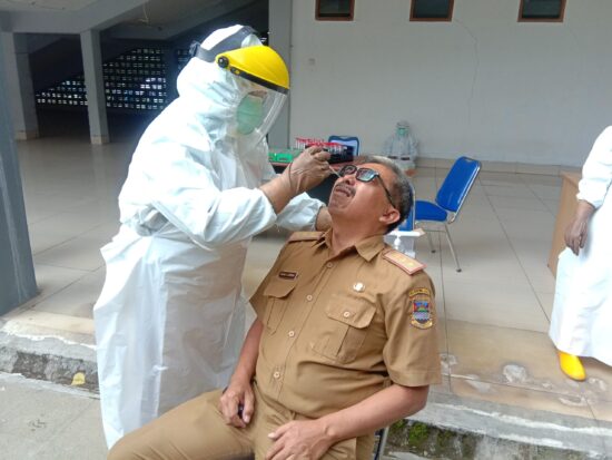 Kepala Bidang SMP Disdik KBB Dadang Supardan tengah melakukan swab tes (Foto: Istimewa)