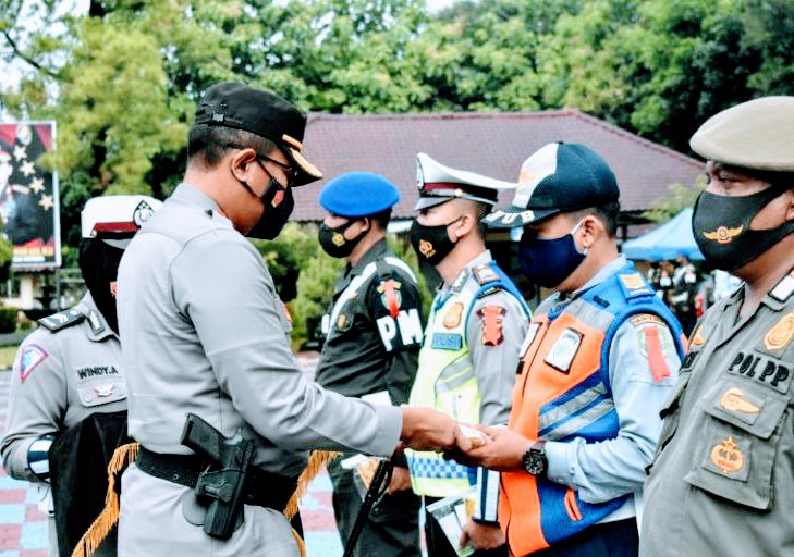 Polres Subang gelar pasukan Ops Lilin Lodaya untuk persiapan pengamanan tahun baru (Foto: Deny Suhendar/dara.co.id)