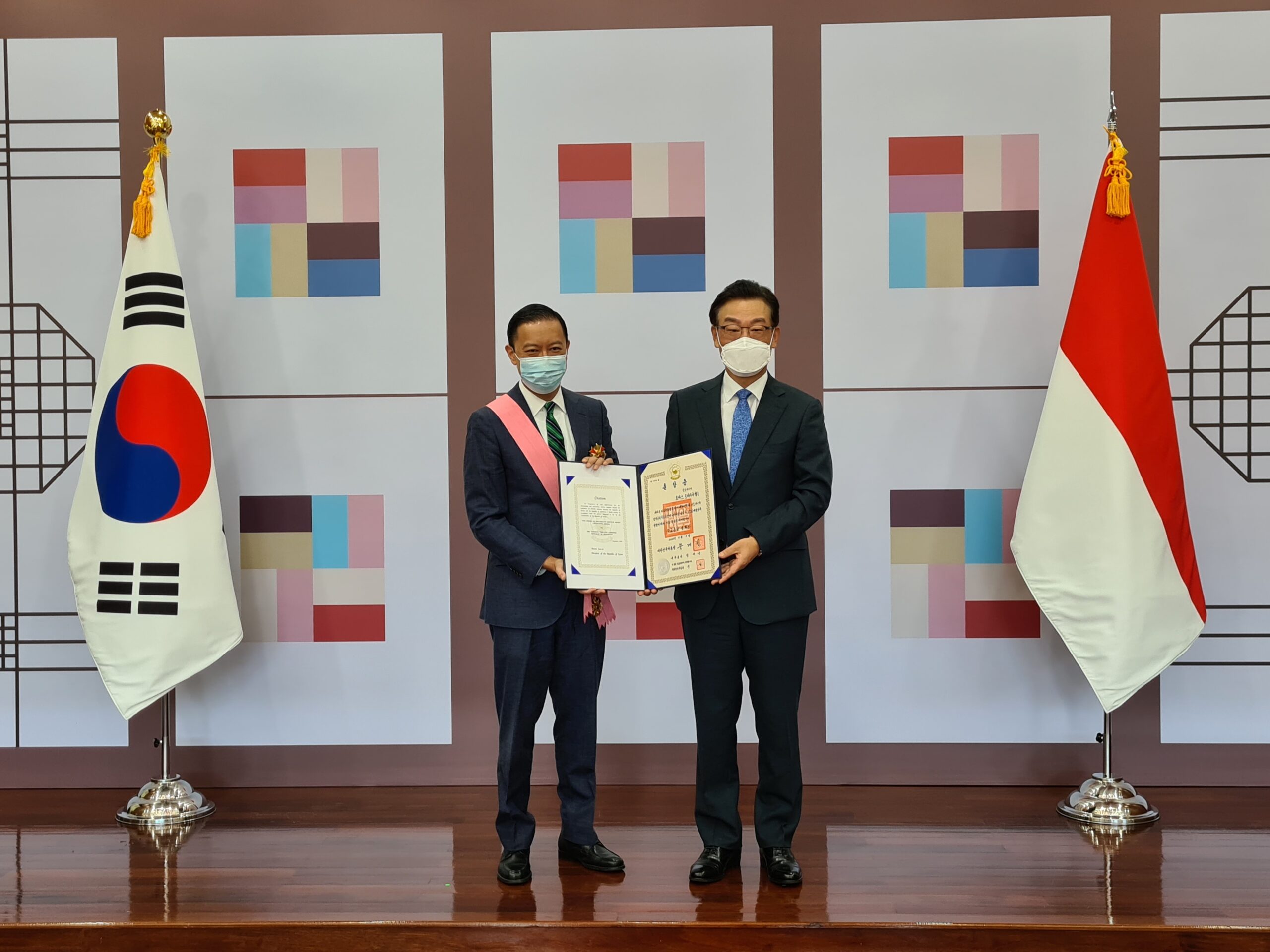 Duta Besar Korea
Selatan untuk Indonesia memberikan penghargaan Gwanghwa
Medal kepada Thomas Lembong, mantan Menteri
Perdagangan dan mantan Kepala BKPM di aula Kedutaan
Besar Korea Selatan (Foto: Istimewa)