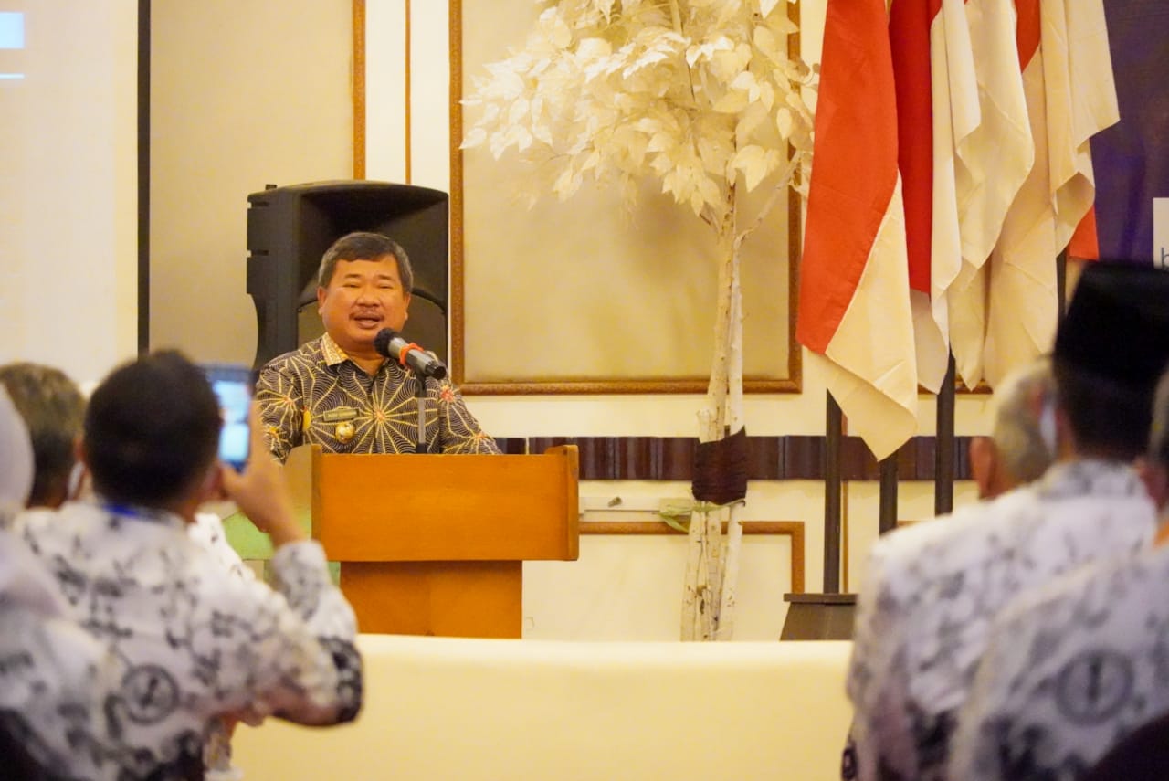 Bupati Garut, Rudy Gunawan, saat membuka kegiatan Konferensi PGRI (Persatuan Guru Republik Indonesia) Kabupaten Garut Masa Bakti XXII Periode 2020-2025 di Hotel Sumber Alam Cipanas, Kabupaten Garut, (Foto: Andre/dara.co.id)