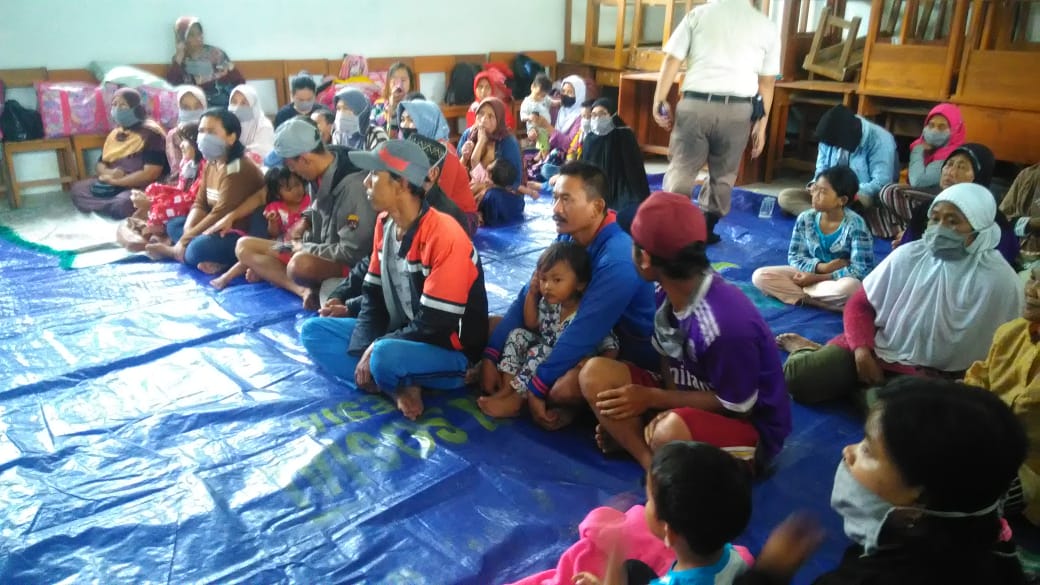 Korban terdampak tanah longsor di Kecamatan Talegong, Kabupaten Garut masih tinggal di tempat pengungsian di SMP 1 Talegong karena khawatir terjadi longsor susulan, Jumat (4/12/2020). (Foto: Andre/dara.co.id)