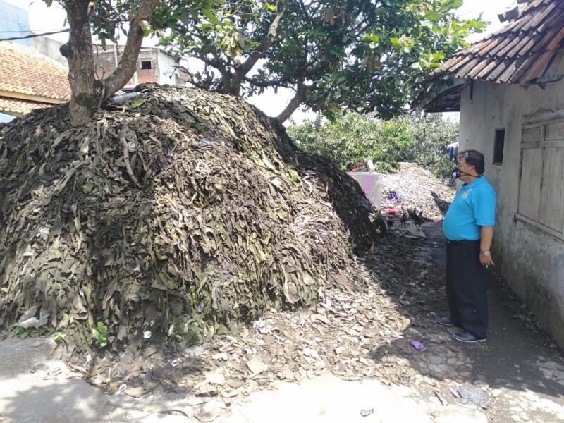 Tumpukan limbah kulit di Cimuncang (Foto: Andre/dara.co.id)