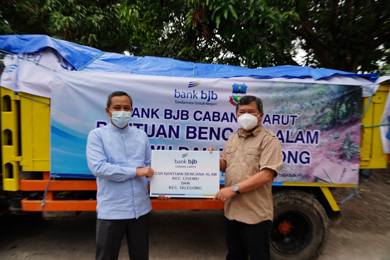 BJB Cabang Garut menyerahkan bantuan secara simbolis untuk para pengungsi korban longsor kepada Bupati Garut, Rudy Gunawan, di Pendopo Garut, Jalan Kabupaten, Kecamatan Garut Kota, Kabupaten Garut, (Foto: Istimewa)