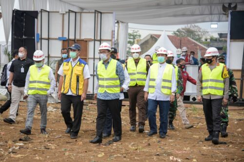 Bupati Bandung H. Dadang Naser, bersama Gubernur Jawa Barat (Jabar) H. Ridwan Kamil dan Direktur Jenderal (Dirjen) Sumber Daya Air (SDA) Kementerian Pekerjaan Umum dan Perumahan Rakyat (PUPR) Jarot Widyoko, melakukan Ground Breaking Pembangunan Kolam Retensi dengan Polder Andir, di Kecamatan Baleendah, Kamis (10/12/2020). (Foto : Humas Pemkab Bandung)
