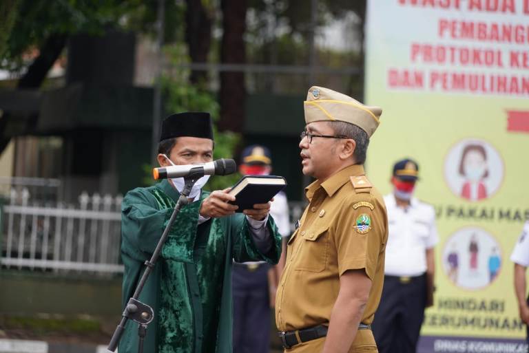 Bupati Garut, Rudy Gunawan, saat melantik Benny Bachtiar sebagai Pj (Penjabat) Sekretaris Daerah (Sekda) Kabupate Garut  (Foto: Andre/dara.co.id)