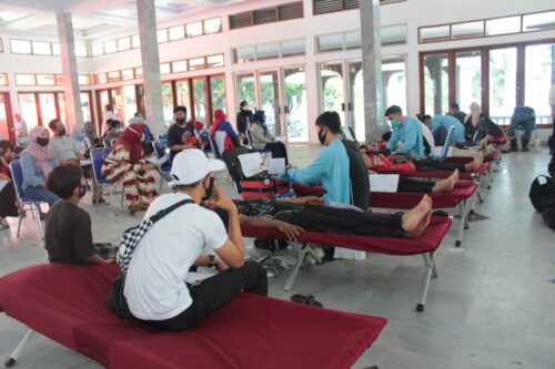 Kegiatan donor darah yang diselenggarakan TP PKK (Tim Penggerak Pemberdayaan dan Kesejahteraan Keluarga) bekerja sama dengan PMI (Palang Merah Indonesia) Kabupaten Garut yang dilaksanakan di Gedung Pendopo, Kecamatan Garut Kota, Kabupaten Garut, Rabu (16/12/2020). (Foto : andre/dara.co.id)
