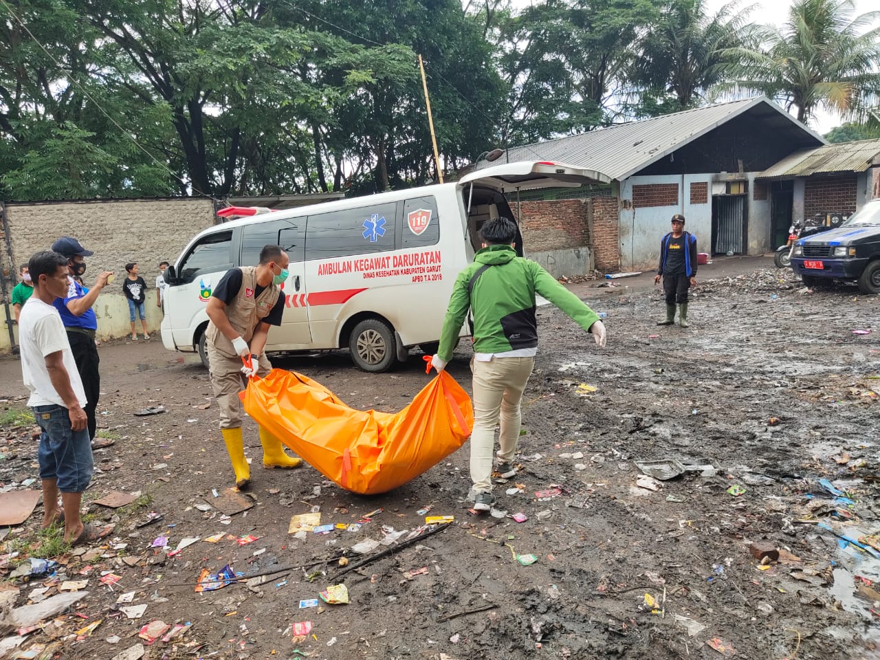 Petugas dari kepoisian saat mengevakuasi jasad korban dari TKP,