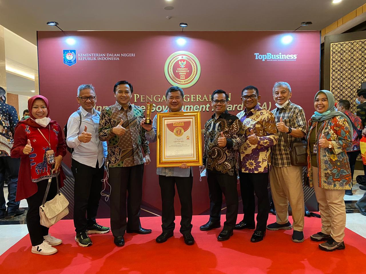 Bupati Garut, Rudy Gunawan, menerima penghargaan Innovative Government Awards (IGA) 2020 yang diselenggarakan oleh Kemendagri RI (Foto: Istimewa)