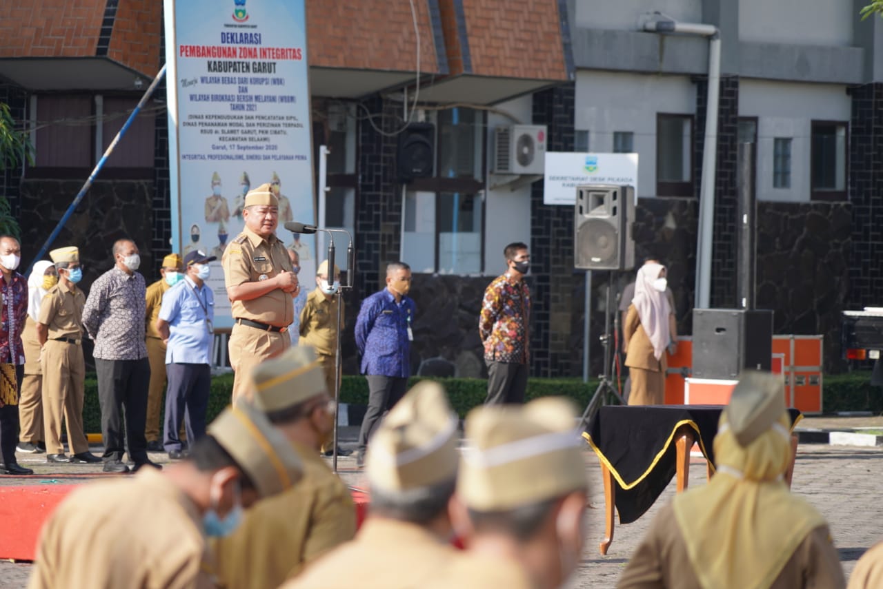 Bupati Garut, Rudy Gunawan, melantik 34 pejabat fungsional yang dilaksanakan dalam apel gabungan di Lapangan Setda Garut, Jalan Pembangunan, Kabupaten Garut (Foto: Andre/dara.co.id)