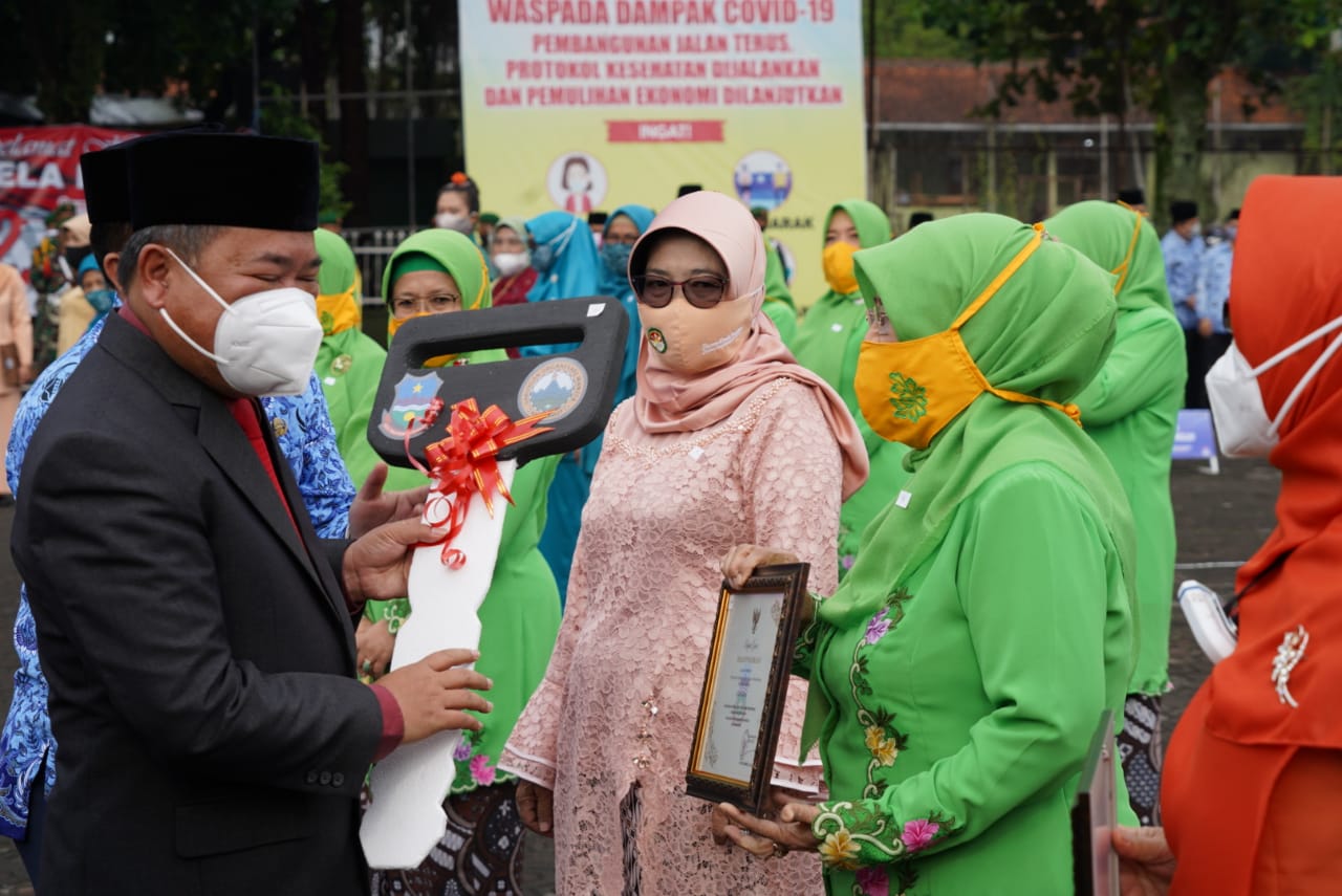 Bupati Garut, Rudy Gunawan, menyerahkan penghargaan kepada tokoh perempuan di peringatan Hari Ibu yang ke-92 Tahun 2020 tingkat Kabupaten Garut (Foto: Andre/dara.co.id)