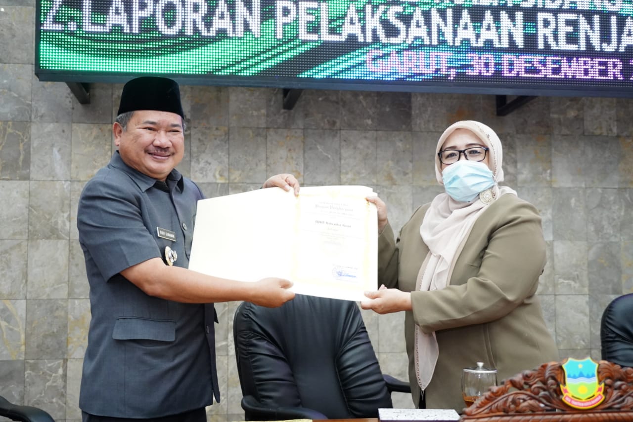 Bupati Garut, Rudy Gunawan, mengikuti kegiatan Rapat Paripurna DPRD (Foto: Andre/dara.co.id)