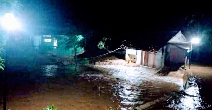 Banjir menerjang sejumlah desa di Cubang Selatan akibat derasnya hujan tadi malam (Foto: Deny Suhendar/dara.co.id)