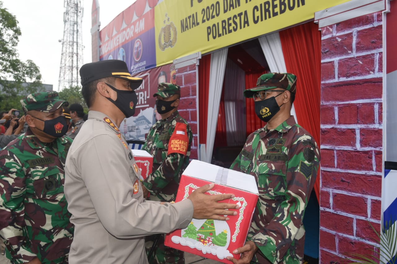 Kapolresta Cirebon dan Dandim 0620/Kabupaten Cirebon Berikan Bingkisan untuk Personel yang Merayakan Natal (Foto: Bambang Setiawan/dara.co.id)